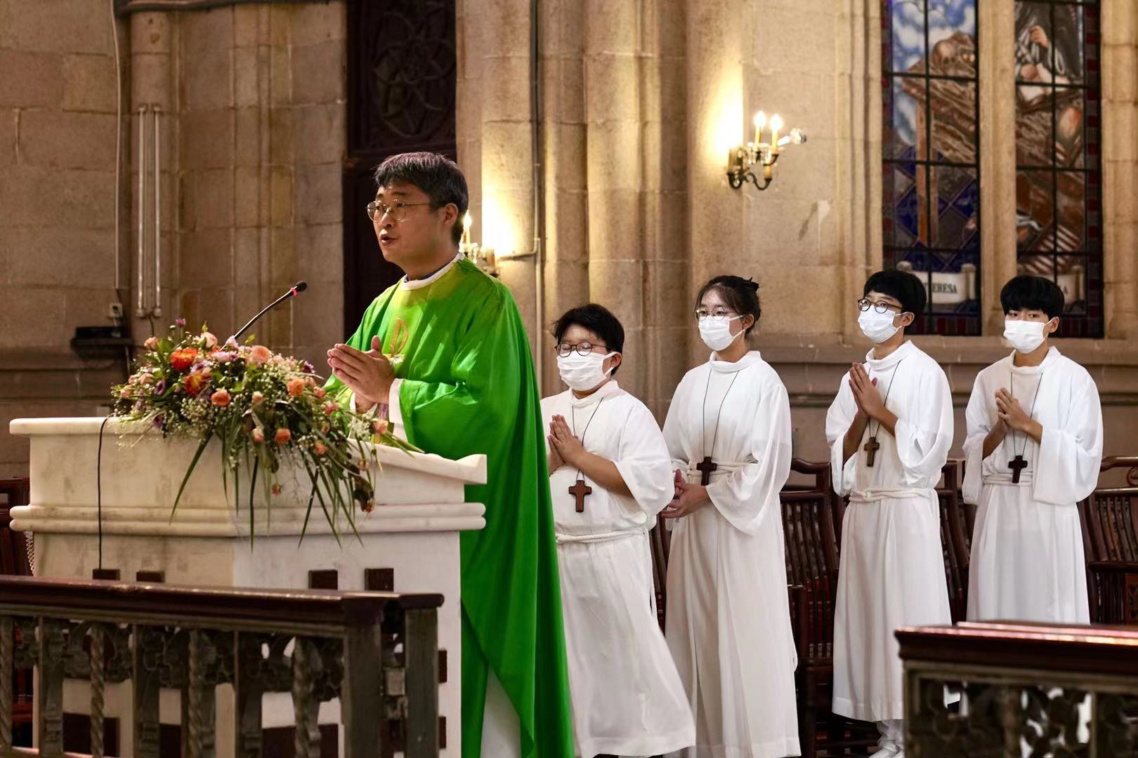 신부님 강론중 사진